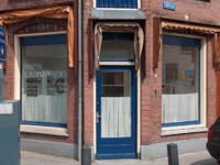 819946 Gezicht op de winkelpui van het hoekpand Gildstraat 2 (Fysiotherapiepraktijk Blauwkapelseweg ) te Utrecht; links ...